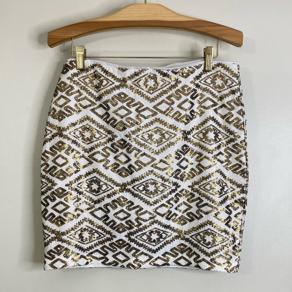 DYNAMITE GOLD SEQUIN PATTERNED WHITE SHORT SKIRT SIZE MEDIUM - Picture 4 of 11
